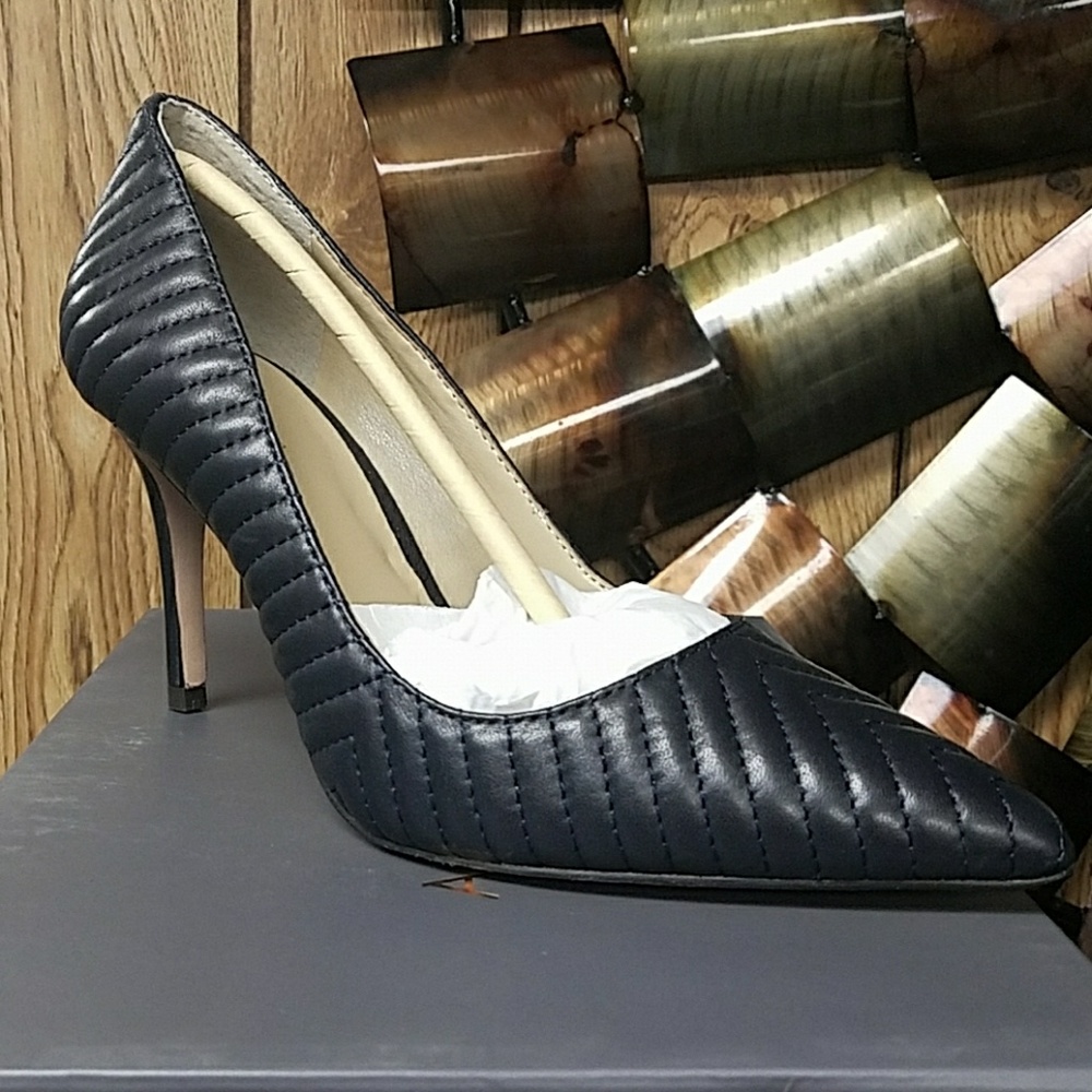 ANN TAYLOR- YVETTE QUILTED PUMP